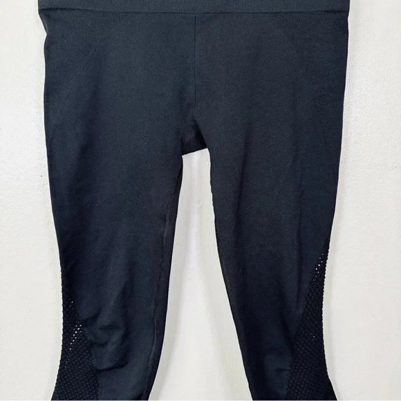 Athleta Breakthrough  Laser Cut Black Capri - Picture 6 of 15